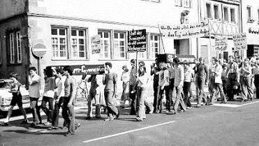 Straßenbauten sind oft Gegenstand von heftigen Diskussionen. 1979 protestierten Schüler und Mitglieder des Augustinerordens gegen die nahe Westumgehung der Stadt, da sie fürchteten, der Unterricht im Seminar würde gestört. 1990 wurde diese Umgehung dann doch in Betrieb genommen.  Foto: Archiv Fuhrmann