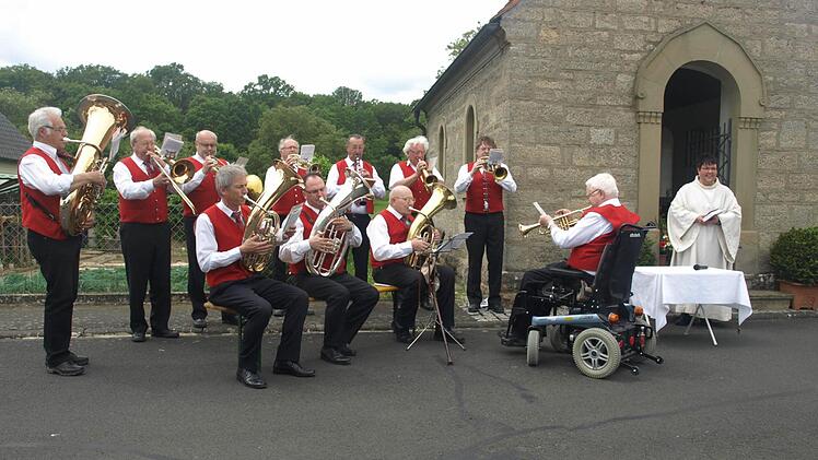 Feier der Rentnerband an der Sebastiani-Kapelle in Oerlenbach. Foto: Stefan Geiger