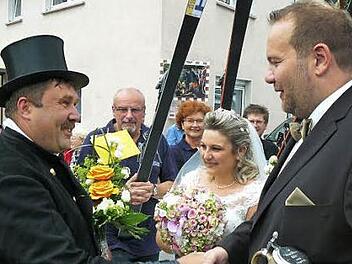 Bezirkskaminkehrermeister Harald Will gratulierte Foto: Klaus-Peter Wulf