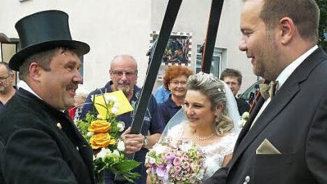 Bezirkskaminkehrermeister Harald Will gratulierte Foto: Klaus-Peter Wulf