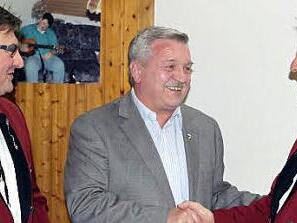 Kreisvorsitzender Wolfgang Müller (Mitte) zeichnete Frank Greser (rechts) und Eduard Daum mit der Goldenen Nadel des Nordbayerischen Musikbundes aus.  Foto: Michael Wunder