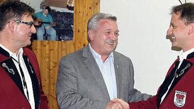 Kreisvorsitzender Wolfgang Müller (Mitte) zeichnete Frank Greser (rechts) und Eduard Daum mit der Goldenen Nadel des Nordbayerischen Musikbundes aus.  Foto: Michael Wunder