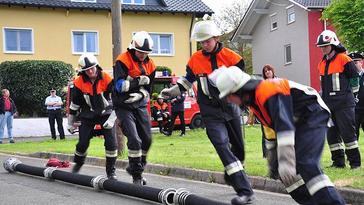Gruppe 1 in Aktion: Abnahme der Leistungsprüfung "Die Gruppe im Löscheinsatz", die von zwei Gruppen im Sommer in den Stufen Bronze bis Gold-Rot abgelegt wurde.