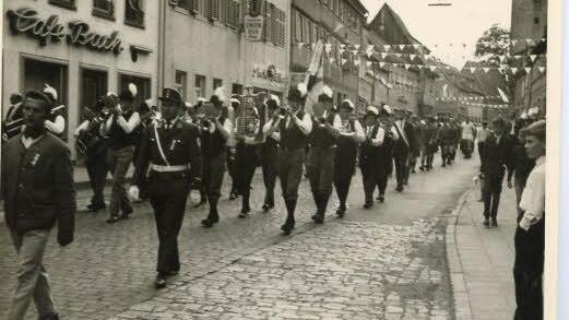So kennen viele ältere Münnerstädter noch die Stadtkapelle: Kniebundhosen und grüne Weste und grüner Hut. Das Bild entstand in den 1960er Jahren. Fotos: Archiv Statdkapelle