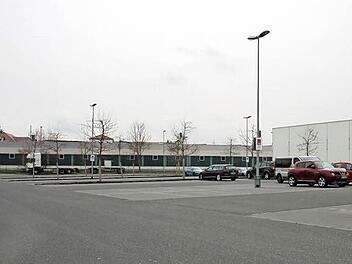 Die Friedrich-Baur-GmbH wird das Einkaufszentrum Seewiese erweitern. In der quer zum Aldi-Mark stehenden Halle werden Deichmann, DM, Takko und Vögele einziehen. Foto: Stephan Stöckel