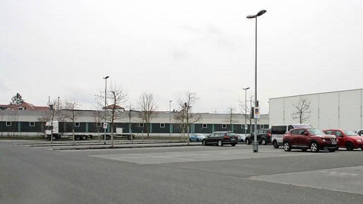 Die Friedrich-Baur-GmbH wird das Einkaufszentrum Seewiese erweitern. In der quer zum Aldi-Mark stehenden Halle werden Deichmann, DM, Takko und Vögele einziehen. Foto: Stephan Stöckel