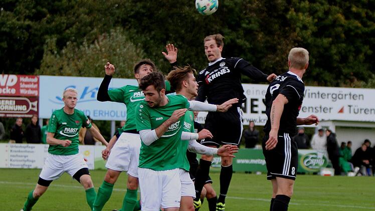 Der Sander Sebastian Wagner (Zweiter  von rechts), Torschütze zum 1:0,  steigt zum Kopfball hoch. Rechts Stefan Nöthling.