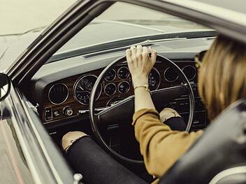 Während seine Freundin das Auto fuhr, legte der Mann auf dem Beifahrersitz Hand an. Eine Therapie soll den "Drang" des verurteilten Exhibitionisten unter Kontrolle bringen.  Symbolbild: pixabay.com/pexels