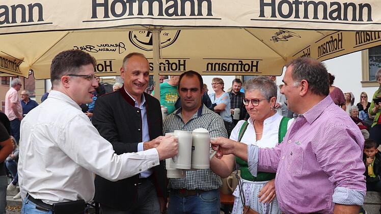 Prosit auf eine friedliche Kerwa:  Pfarrer Daniel  Lischewski, Georg Hofmann, Markus Kronester, Annemarie Twardzik und  Armin Luther (v. l.)