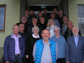Auch der ehemalige Lehrer Ekbert Warmuth (rechts vorne) kam zum Klassentreffen in Burglauer. Foto: Manfred Mellenthin