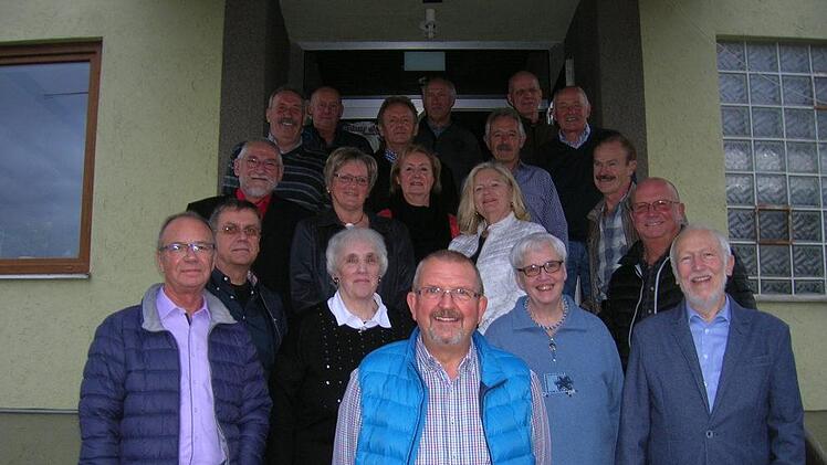 Auch der ehemalige Lehrer Ekbert Warmuth (rechts vorne) kam zum Klassentreffen in Burglauer. Foto: Manfred Mellenthin