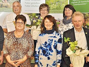 Der Vorstand ehrte langjährige Mitglieder mit Blumen, Nadeln und Urkunden. Von links im Bild sind Zweiter Bürgermeister Georg Deuerling (Altenkunstadt), Kurt Müller, Silvia Heib vom Kreisverband, Birgit Ludwig, Bürgermeisterin Christine Frieß (Burgkunstadt), stellvertretende Vorsitzende Ruth Mohrand, Vorsitzender Dietmar Laude und Betty Biens.  Foto: Ingride Kohles