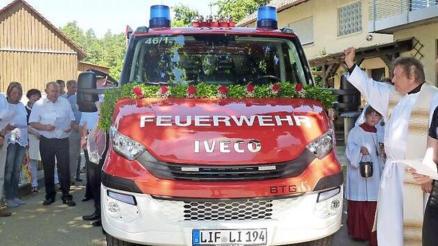 Pfarrer Henryk Chelkowski weihte das neue Einsatzfahrzeug und w&uuml;nschte "gute Fahrt".  Foto: Corinna T&uuml;bel