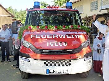 Pfarrer Henryk Chelkowski weihte das neue Einsatzfahrzeug und wünschte "gute Fahrt".  Foto: Corinna Tübel