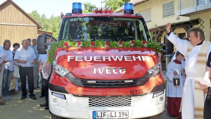 Pfarrer Henryk Chelkowski weihte das neue Einsatzfahrzeug und wünschte "gute Fahrt".  Foto: Corinna Tübel