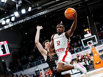Wieder einmal zieht Retin Obasohan mit viel Energie zum Korb und erzielt zwei seiner 22 Punkte.  Alex Suarez (links) kann Bambergs Topwerfer nicht stoppen.Daniel Löb