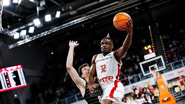 Wieder einmal zieht Retin Obasohan mit viel Energie zum Korb und erzielt zwei seiner 22 Punkte.  Alex Suarez (links) kann Bambergs Topwerfer nicht stoppen.Daniel Löb