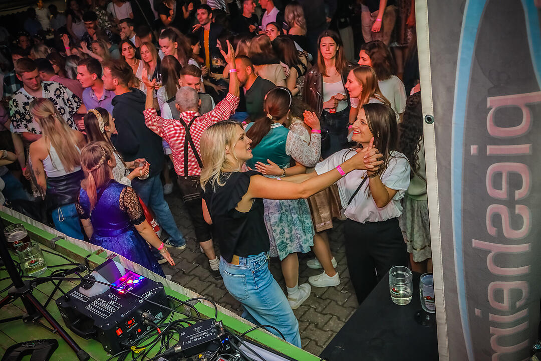 Samstagsparty im Festzelt!