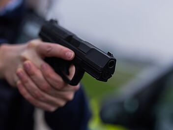 Buckenhof: Mit Pistole an Bushaltestelle unterwegs - 15-Jähriger löst Polizeieinsatz aus