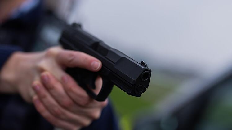 Kronach: Mann bedroht Polizisten mit Waffe - bis diese schießen
