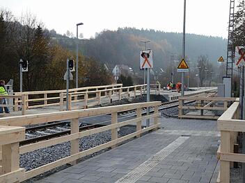 Um das neu gestaltete Bahnhofsgelände mit einem behindertengerechten Mittelbahnsteig werden die Trebgaster sicher von manchen Kommunen beneidet werden. Zum Fahrplanwechsel am 9. Dezember sollen die Arbeiten beendet sein. Fotos: Dieter Hübner