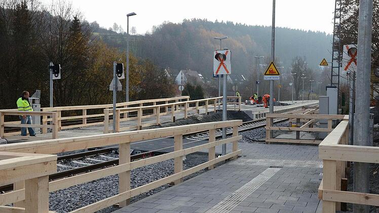 Um das neu gestaltete Bahnhofsgelände mit einem behindertengerechten Mittelbahnsteig werden die Trebgaster sicher von manchen Kommunen beneidet werden. Zum Fahrplanwechsel am 9. Dezember sollen die Arbeiten beendet sein. Fotos: Dieter Hübner