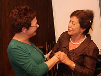 Bürgermeisterin Anja Gebhardt (l.) gratuliert Angelika Fuchs. Foto: Galster