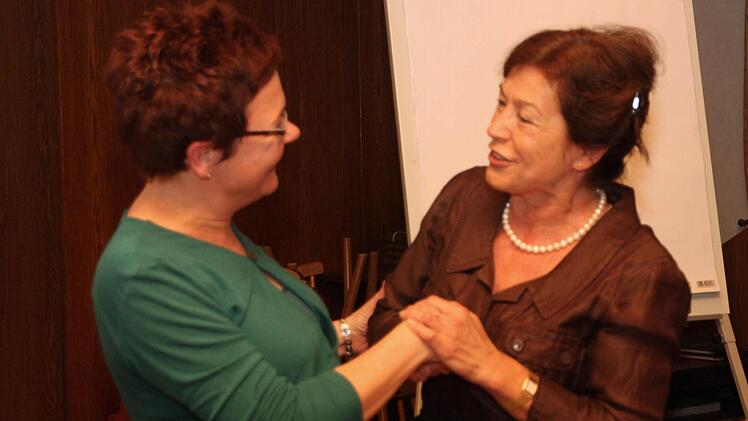 Bürgermeisterin Anja Gebhardt (l.) gratuliert Angelika Fuchs. Foto: Galster