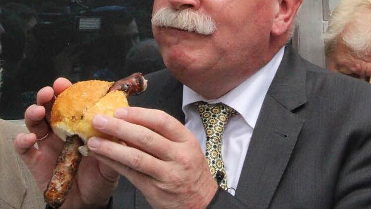 Doch, es schmeckt! Minister Zeil genießt sichtlich.