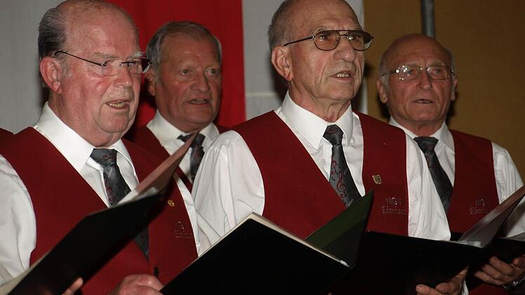 Männergesangverein Ebenhausen. Ihn leitet seit 30 Jahren Klaus Peter (links). Weiter neben ihm die Chormitglieder Willi Greubel (2. Vorsitzender und Betreuer des Sängerheims), Walter Ziegler und Hugo Gass.