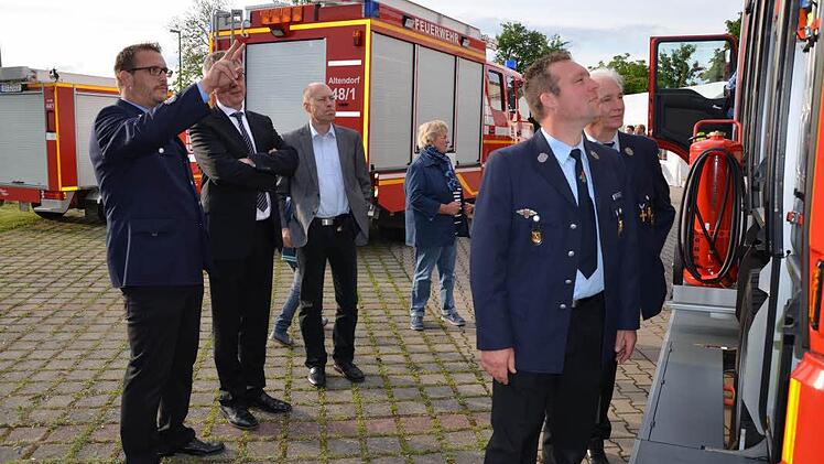 Auch Buttenheims Bürgermeister Michael Karmann und Pfarrer Jürgen Halder ließen sich vom Altendorfer Kommandanten alles genau erklären. Foto: Andrea Spörlein