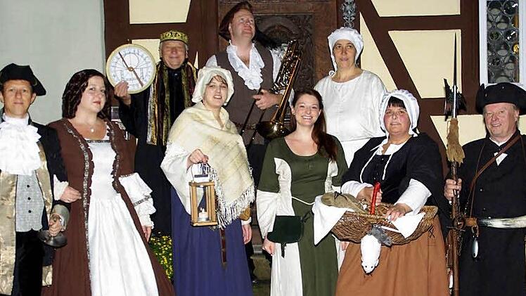Die Gruppe des Arbeitskreises Heimat & Geschichte, die das "Künsberger Pflasterspiel" in der Altstadt anbietet Foto: Gerold Snater