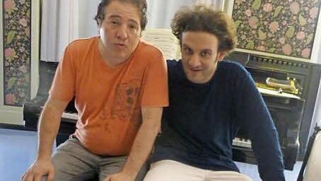 Im Regentenbau mit seinen S&auml;len herrschte derweil am Freitag den ganzen Tag &uuml;ber schon Probenbetrieb. Fazil Say (links) und Nicolas Altstaedt hatten sich im Salon am Schmuckhof getroffen, um f&uuml;r ihre Matinee am Samstagvormittag zu proben. Foto: Thomas Ahnert