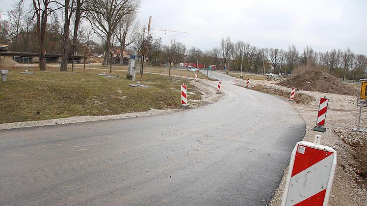 Über diese provisorische Straße und den Festplatz könnte der Verkehr Richtung Höchstadt-Nord fließen. Foto: Andreas Dorsch