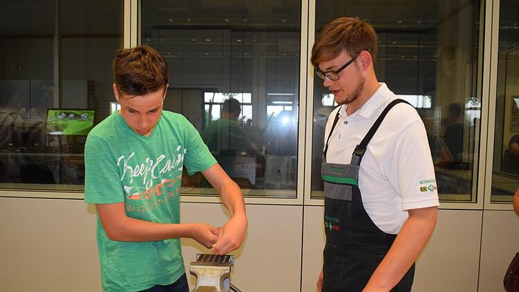 Der Schraubstock ist im ersten Lehrjahr ein wichtiges Arbeitsgerät. Foto: Sabrina Ruhmann