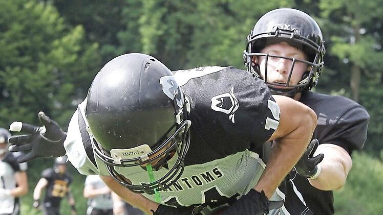 Philipp Probst (vorne) von den Phantoms gelingt ein Touchdown, Markus Kn&ouml;rrlein von den Bears kann ihn nicht mehr aufhalten. Foto: sportpress