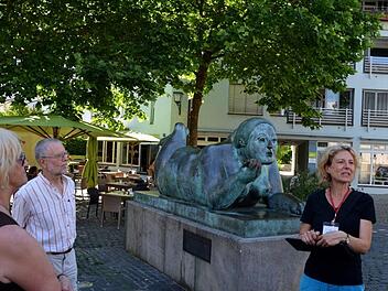 Stopp auf dem Heumarkt bei Fernando Boteros "Liegender mit Frucht".Andrea Spörlein
