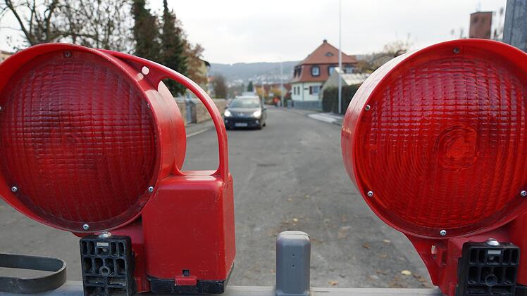 Ab der neuen Woche sind die Absperrungen in der Friedhofstraße weg.  Foto: Arkadius Guzy