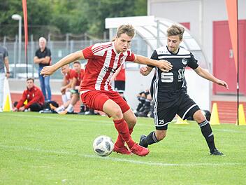 Nach dem Spiel in Coburg wartet auf Michael Emmer (links) und den FC Fuchsstadt die nächste hohe Hürde, wenn die Alemannia aus Haibach am Kohlenberg gastiert.Hagen Lehmann
