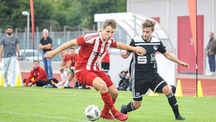 Nach dem Spiel in Coburg wartet auf Michael Emmer (links) und den FC Fuchsstadt die nächste hohe Hürde, wenn die Alemannia aus Haibach am Kohlenberg gastiert.Hagen Lehmann