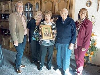 Sabine Bayer zeigt ein Foto von sich als 16-Jährige und wird umringt von Klaus Schumann, Tochter Roswitha, Ehemann Konrad und Gabriele Klaußner (v. l.). Foto: Richard Sänger