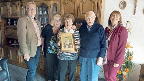 Sabine Bayer zeigt ein Foto von sich als 16-Jährige und wird umringt von Klaus Schumann, Tochter Roswitha, Ehemann Konrad und Gabriele Klaußner (v. l.). Foto: Richard Sänger