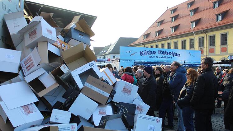 Ausverkauft - alle Kartons sind leer und fliegen von der Rampe. Auch das ist Schauspiel für Besucher.