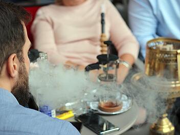 Eine Shishabar und drei Wettbüros mussten in Erlangen von der Polizei geschlossen werden. Symbolfoto: Fabian Nitschmann/dpa