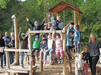 Viele Kinder und einige Vertreter der Stadt Coburg und des Grünflächenamtes sowie einige Eltern und Erzieherinnen weihten begeistert den erneuerten Spielplatz Hörnleinsgrund ein. Foto: Edwin Meißinger