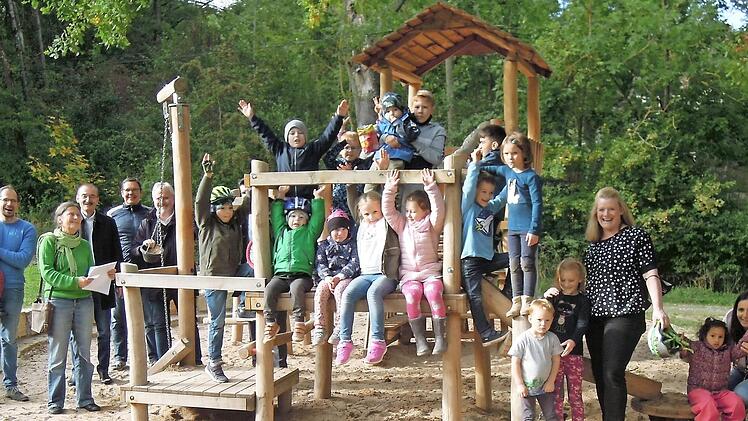 Viele Kinder und einige Vertreter der Stadt Coburg und des Grünflächenamtes sowie einige Eltern und Erzieherinnen weihten begeistert den erneuerten Spielplatz Hörnleinsgrund ein. Foto: Edwin Meißinger