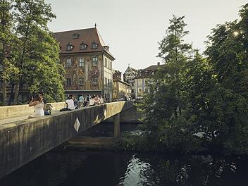 Die Untere Brücke in Bamberg ist ein beliebter Treffpunkt in Bamberg. Symbolbild.