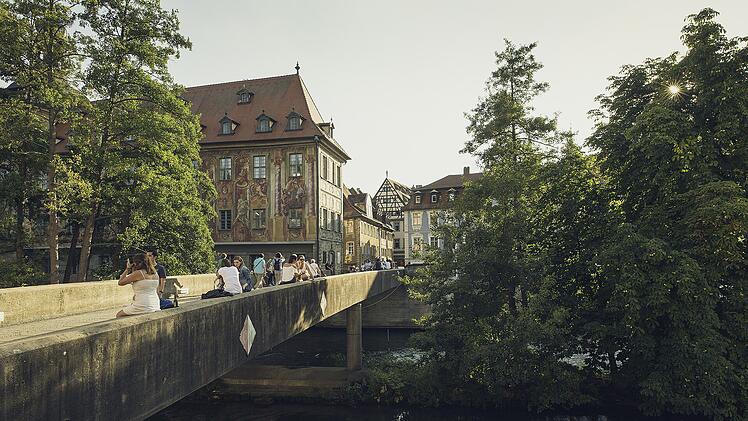 Die Untere Brücke in Bamberg ist ein beliebter Treffpunkt in Bamberg. Symbolbild.