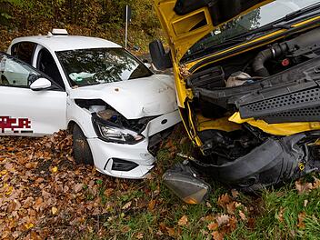Frontalzusammensto&szlig; mit Fahrschule: Kleintransporter ger&auml;t auf Gegenfahrbahn