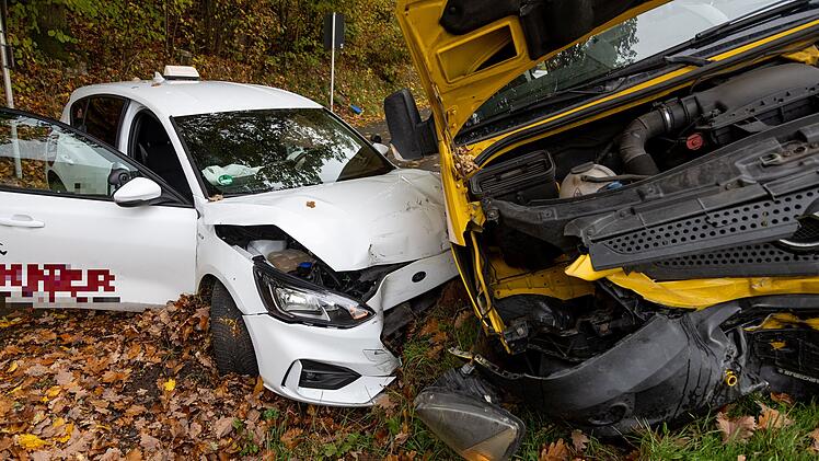 Frontalzusammensto&szlig; mit Fahrschule: Kleintransporter ger&auml;t auf Gegenfahrbahn